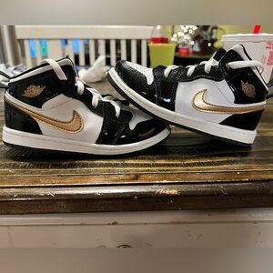 Jordan 1 Mid SE "Black Gold" Toddler Kids' Shoe, Size 10c toddler.